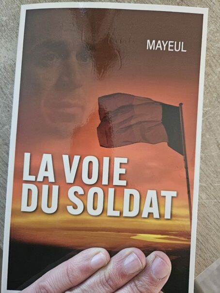 LIVRE DÉDICACÉ: LA VOIE DU SOLDAT - DE L’EMBUSCADE D’UZBIN À LA PROTECTION RAPPROCHÉE – Image 2